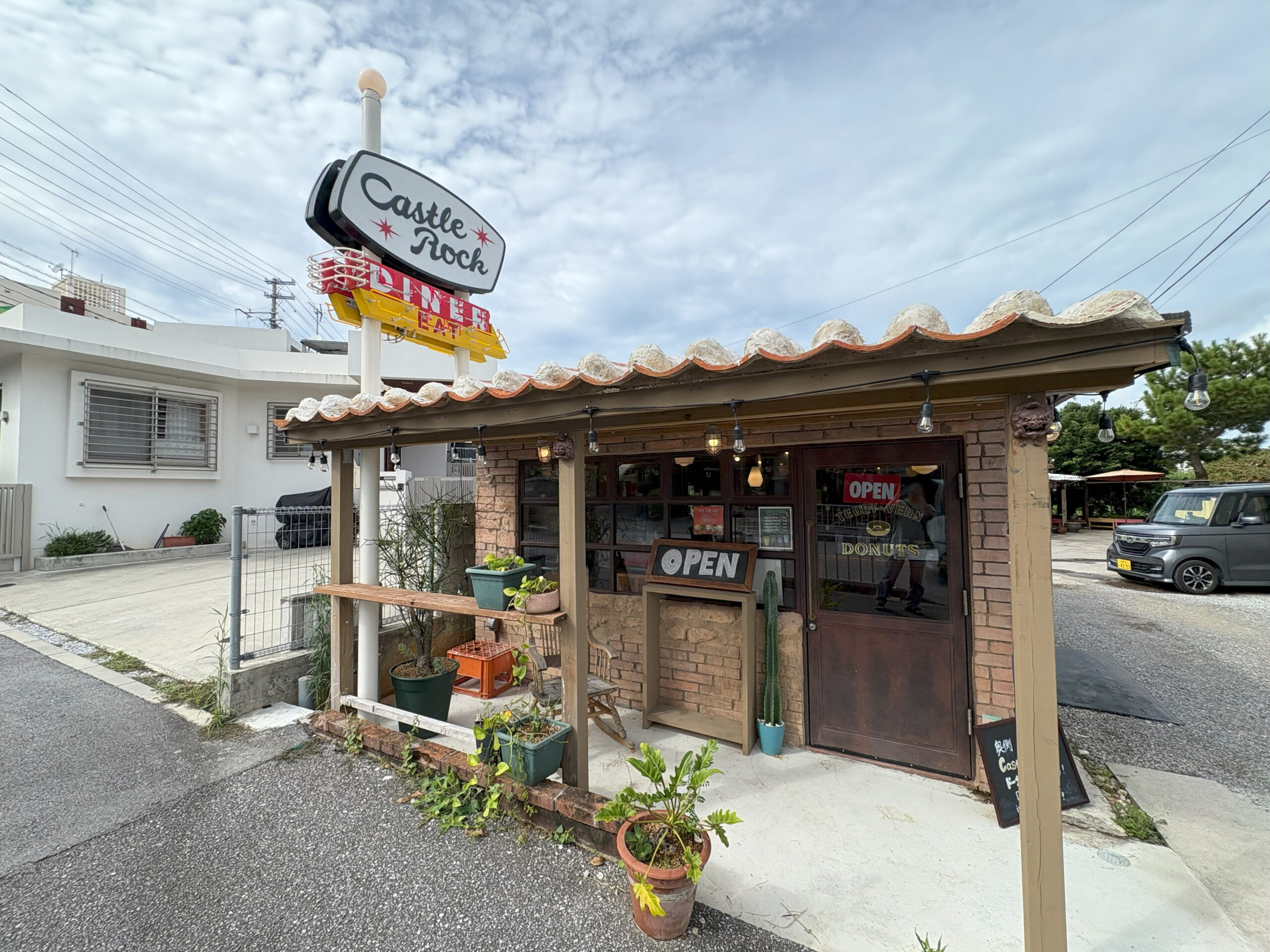 沖縄県読谷村にあるドーナツ専門店TEDDY&VERN DONUTSの外観写真